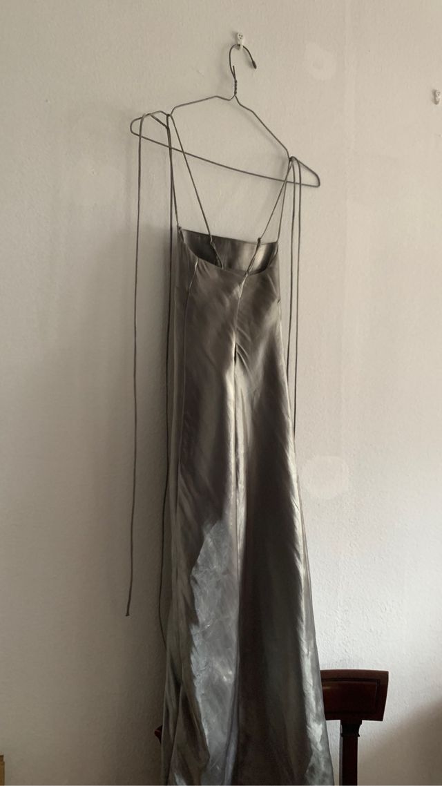 Novo vestido com alça prateada