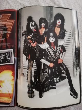Kiss tourbook 2010 autografiado