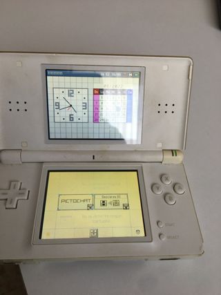Consola Nintendo DS lite cargador y un juego 