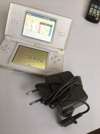 Consola Nintendo DS lite cargador y un juego 