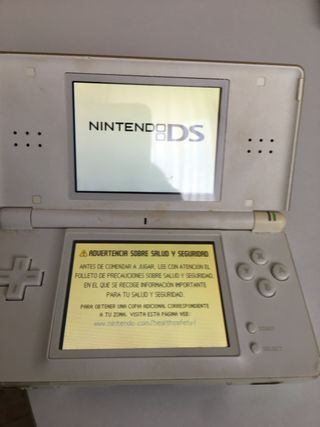 Consola Nintendo DS lite cargador y un juego 