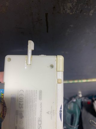 Consola Nintendo DS lite cargador y un juego