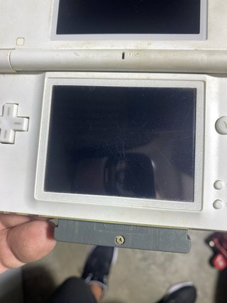 Consola Nintendo DS lite cargador y un juego