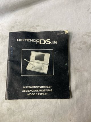 Consola Nintendo DS lite cargador y un juego
