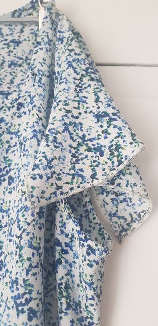 conjunto blusa y falda grande .