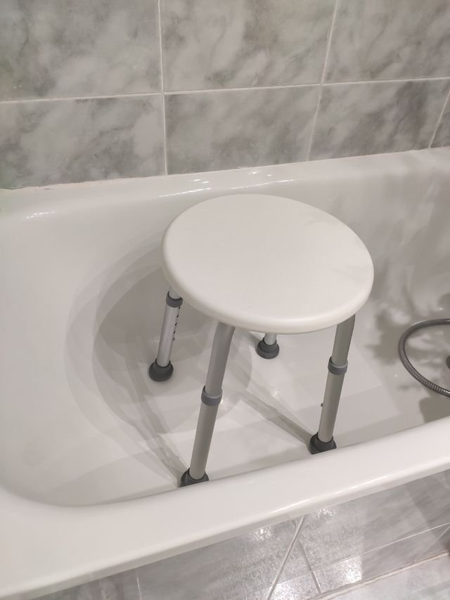 Taburete ortopédico regulable de baño