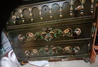 Mueble y dos sillones