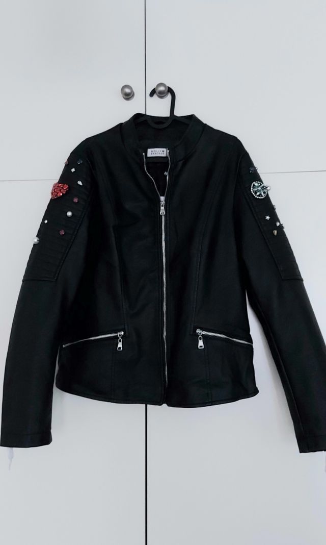 Chaqueta negra pedrería