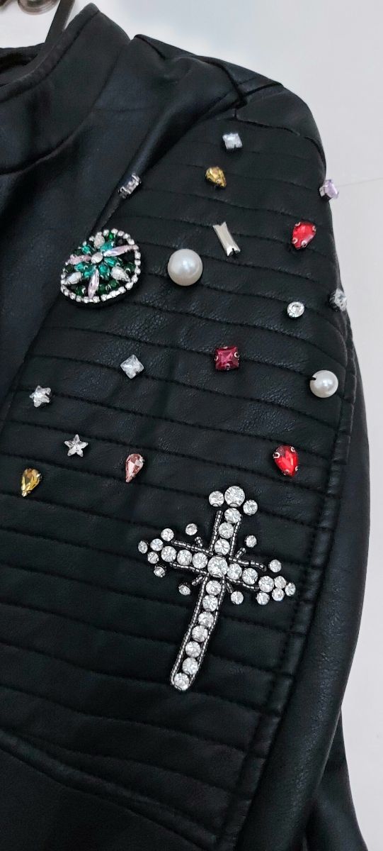 Chaqueta negra pedrería