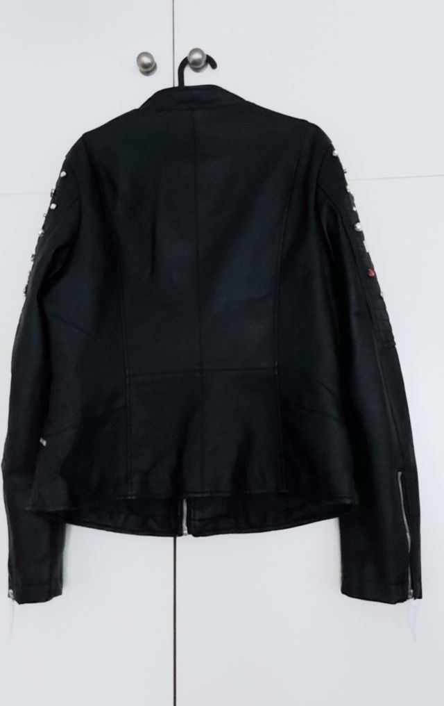 Chaqueta negra pedrería