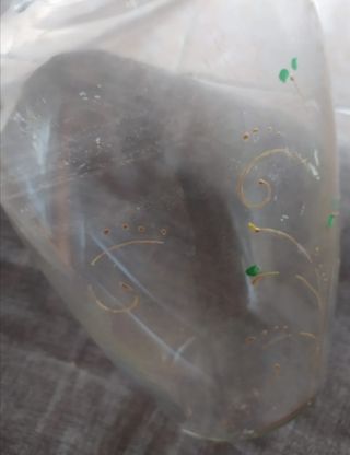 Vaso in vetro trasparente con fiori dipinti