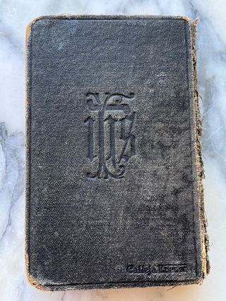 Antiguo libro religioso