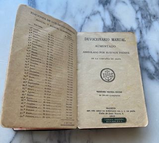 Antiguo libro religioso