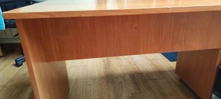 Mesa de oficina con muy poco uso.