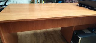 Mesa de oficina con muy poco uso.