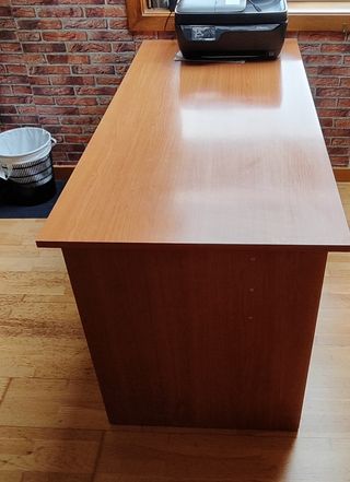 Mesa de oficina con muy poco uso.