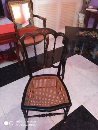 Mesa de juego con 2 sillas antiguas de marquetería