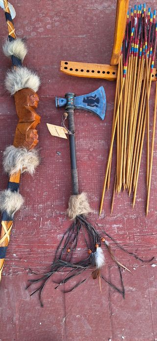 Arco,flechas y hacha decoración.