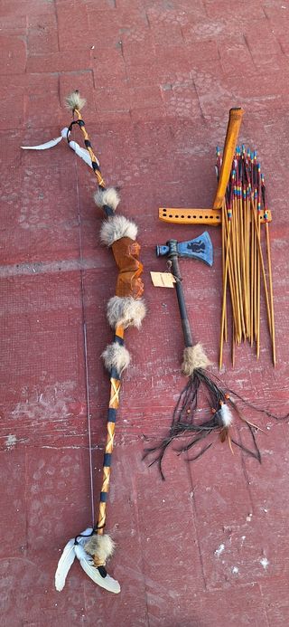 Arco,flechas y hacha decoración.