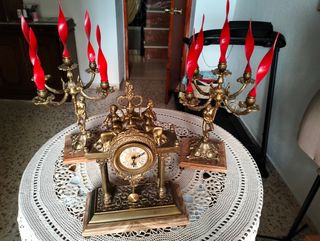 conjunto de candelabros y reloj de bronce
