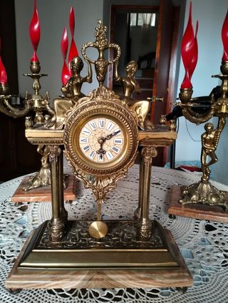 conjunto de candelabros y reloj de bronce