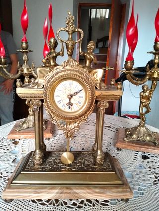 conjunto de candelabros y reloj de bronce