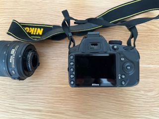 Nikon D3200 con lente Nikkor AF-S 15-55mm y bolsa