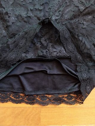 Falda negra con encaje y cremallera. M. HALLOWEEN