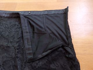 Falda negra con encaje y cremallera. M. HALLOWEEN