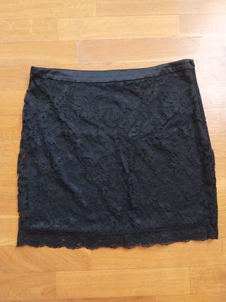 Falda negra con encaje y cremallera. M. HALLOWEEN