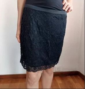 Falda negra con encaje y cremallera. M. HALLOWEEN