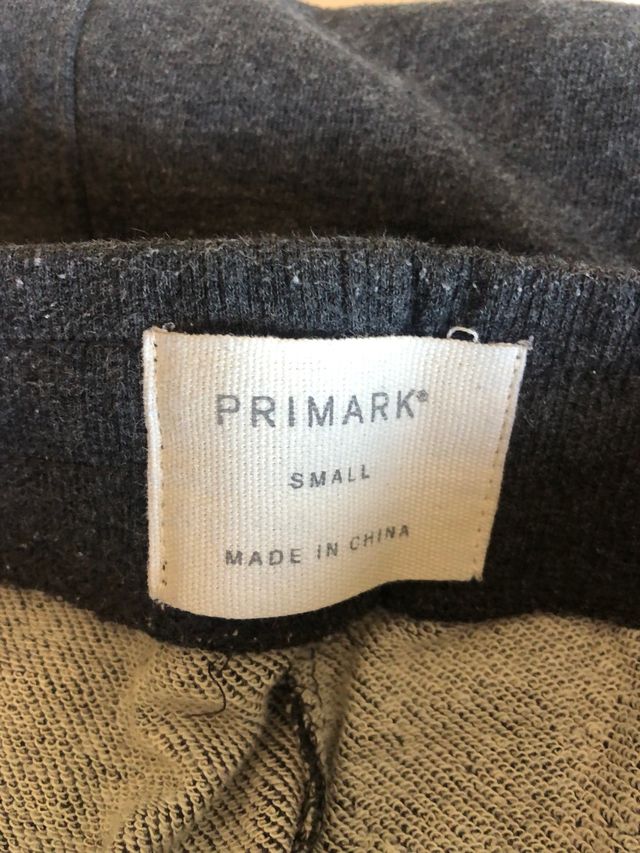 pantalón gris oscuro