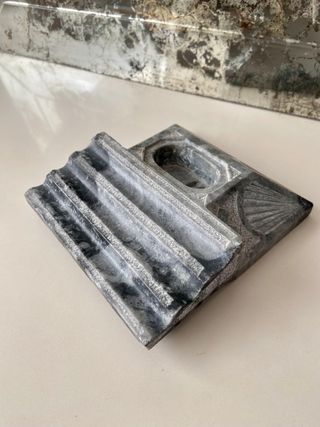 Tintero o Joyero de piedra tallada. Siglo XIX