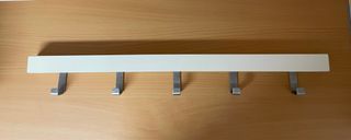 Perchero blanco de cinco perchas