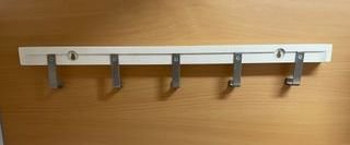 Perchero blanco de cinco perchas