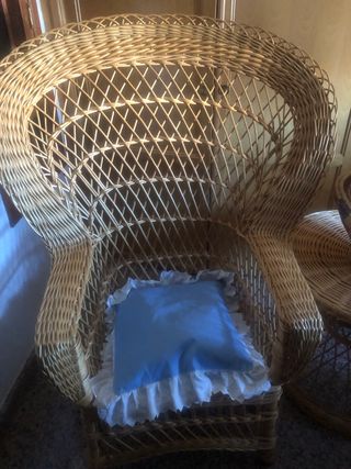 Juego de dos sillones y mesa de mimbre