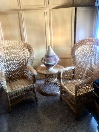 Juego de dos sillones y mesa de mimbre
