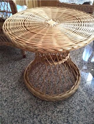 Juego de dos sillones y mesa de mimbre