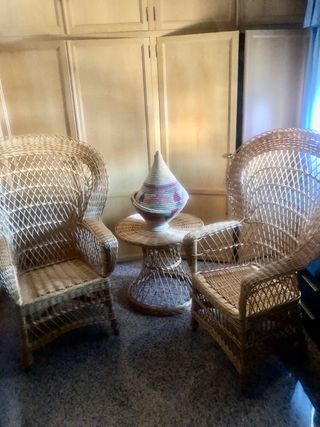 Juego de dos sillones y mesa de mimbre