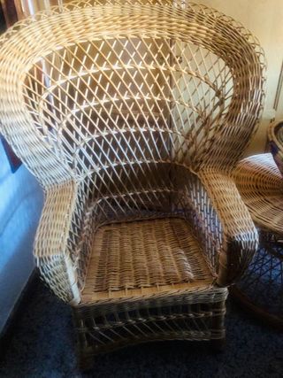 Juego de dos sillones y mesa de mimbre