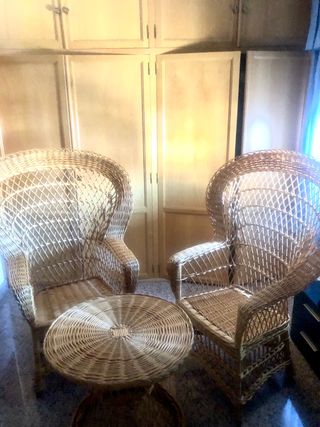Juego de dos sillones y mesa de mimbre