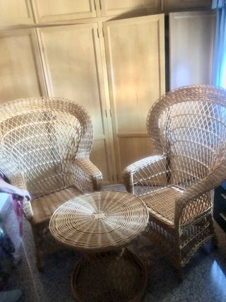 Juego de dos sillones y mesa de mimbre