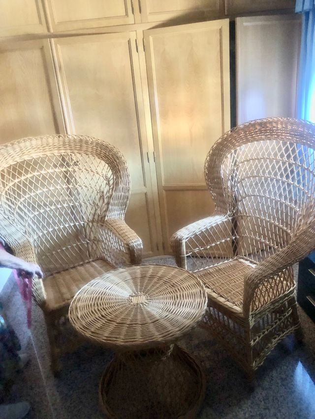 Juego de dos sillones y mesa de mimbre