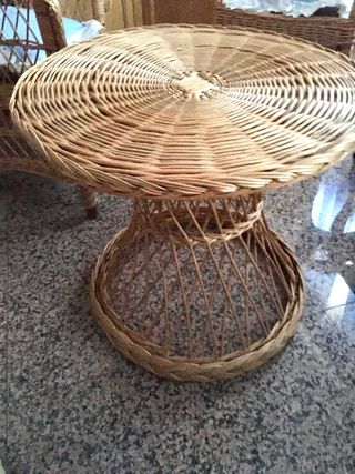 Juego de dos sillones y mesa de mimbre