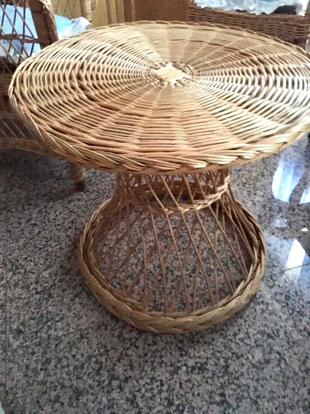 Juego de dos sillones y mesa de mimbre