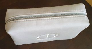Neceser color blanco roto, de Dior