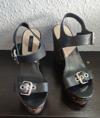 Cuñas negras de Zara 