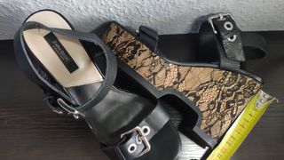 Cuñas negras de Zara 