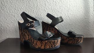 Cuñas negras de Zara 