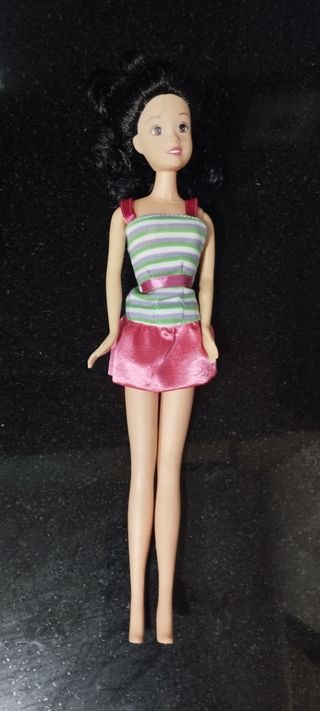 Muñeca tipo Barbie morena...Marca Simba